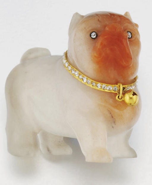 AN AGATE CARVING OF A PUG DOG