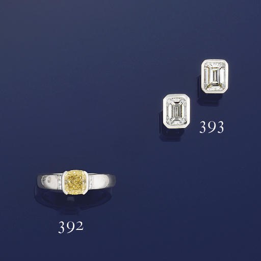 A pair of diamond earstuds