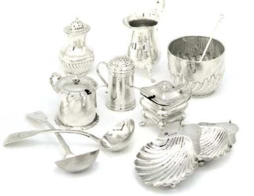 A GROUP OF SILVER ITEMS