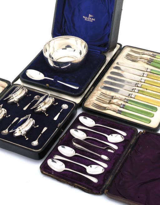 A SMALL COLLECTION OF SILVER TABLEWARES IN FITTED CASES