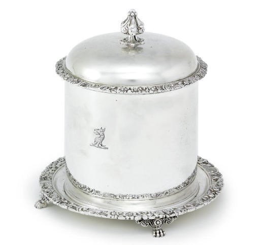 A GEORGE V SILVER BISCUIT BARREL