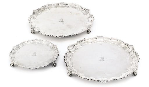 A PAIR OF GEORGE V SILVER SALVERS AND A WAITER EN SUITE
