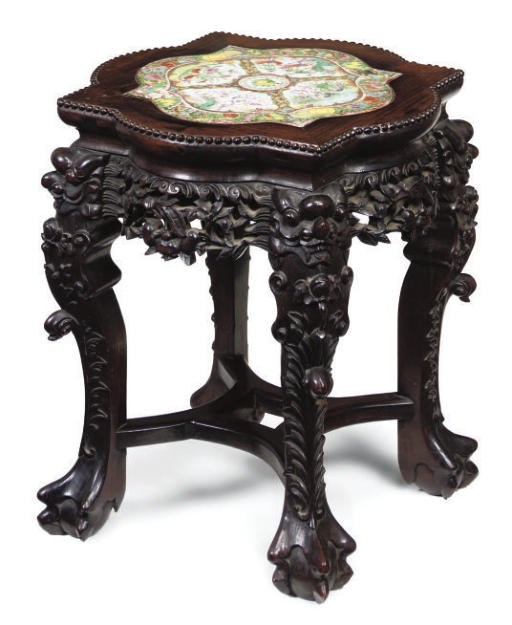 A CHINESE FAMILLE-ROSE PORCELAIN AND HUANG-HUALI PEDESTAL