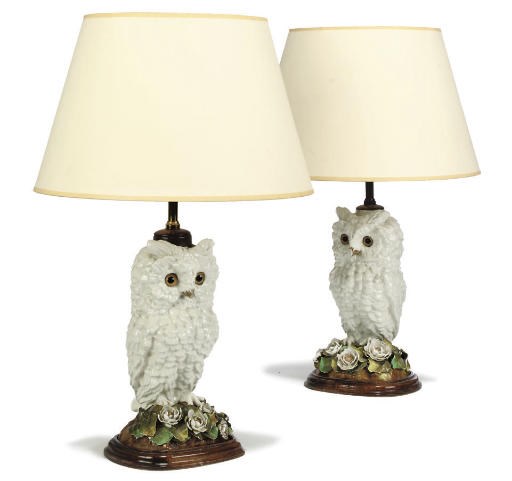 A PAIR OF PORCELAIN TABLE LAMPS MODELLED WITH OWLS