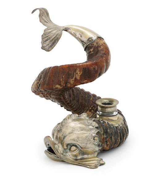 A LATE VICTORIAN SILVER-PLATE MOUNTED HORN INKWELL