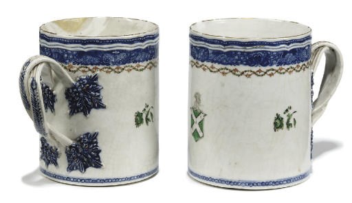 A PAIR OF CHINESE EXPORT BLUE AND WHITE ARMORIAL TANKARDS