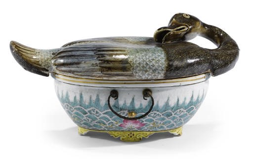 A CHINESE ENAMELLED 'DUCK' BOX AND COVER