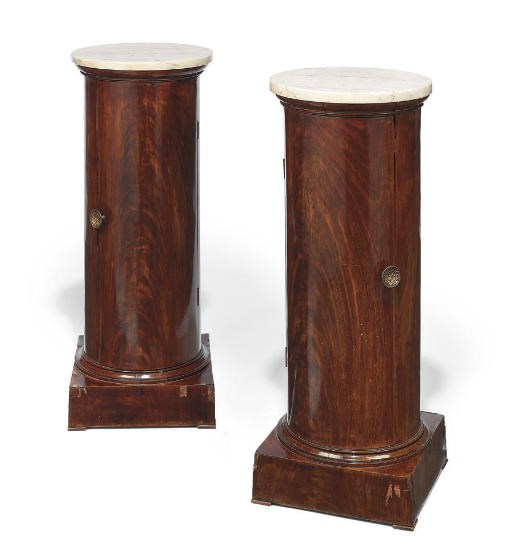 A PAIR OF ITALIAN MAHOGANY COLUMNAR PEDESTAL TABLES