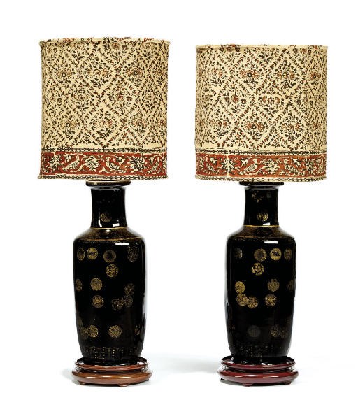 A PAIR OF CHINESE MIRROR BLACK AND GILT DECORATED ROULEAU VASES