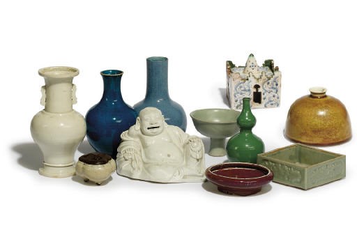 A COLLECTION OF CHINESE PORCELAIN, AND A MOROCCAN POTTERY INKWELL