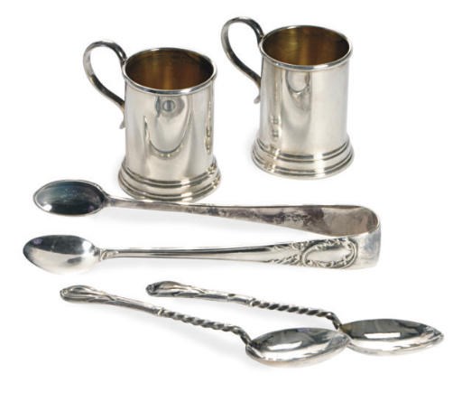 A GROUP OF EDWARDIAN AND AMERICAN SILVER TEASPOONS AND MINIATURE MUGS,