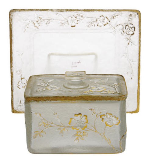 A FRENCH GILT CAMEO GLASS BOX, COVER AND UNDER PLATE,