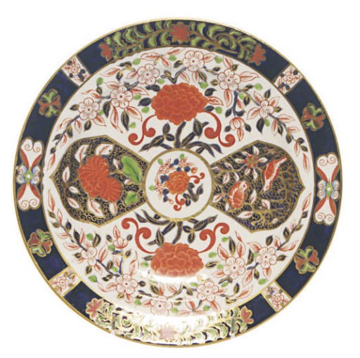 A SET OF TWENTY ENGLISH PORCELAIN DINNER PLATES,
