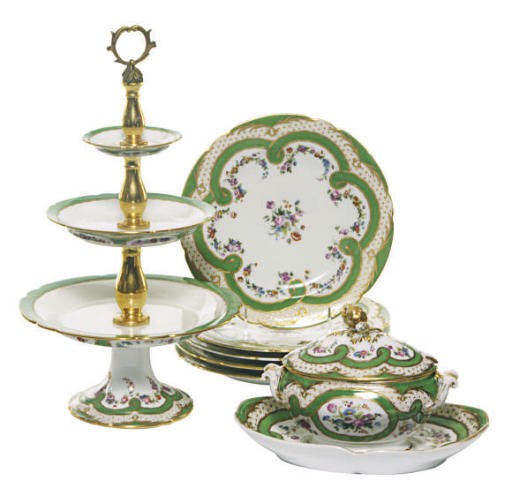 AN EXTENSIVE ASSEMBLED PARIS PORCELAIN GREEN AND GILT 'PARTRIDGE EYE' GROUND DESSERT SERVICE,