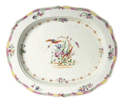 A CHINESE EXPORT PORCELAIN FAMILLE ROSE LARGE SHAPED OVAL PLATTER,