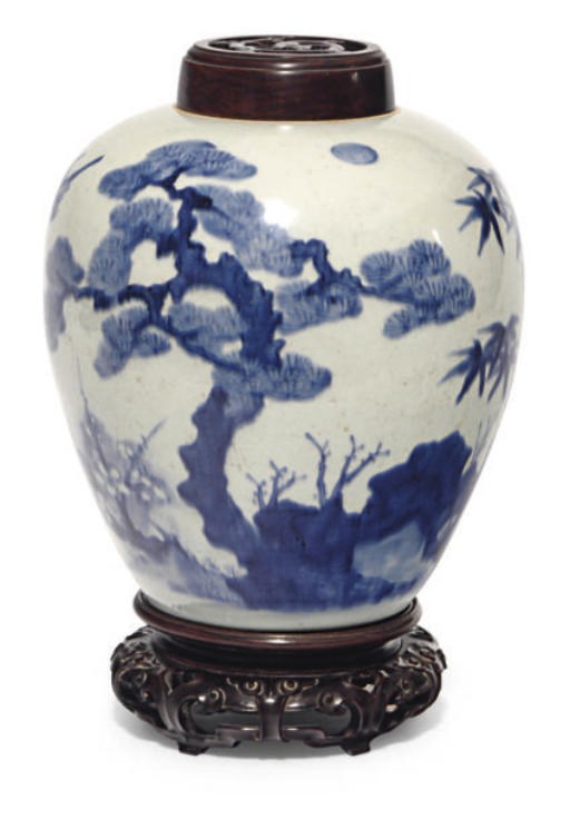 A CHINESE BLUE AND WHITE PORCELAIN BALUSTER JAR AND WOOD COVER,