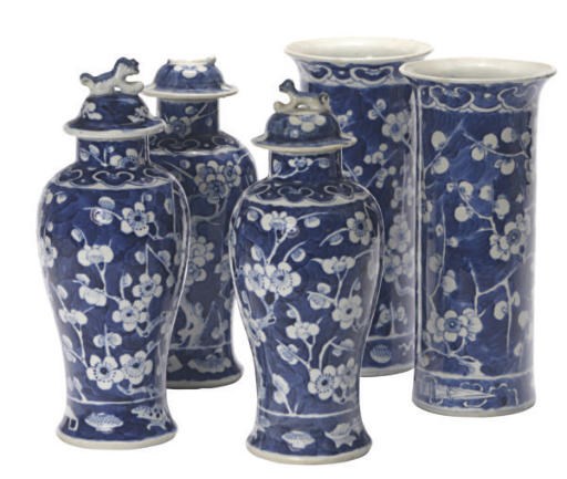 AN ASSEMBLED CHINESE BLUE AND WHITE PORCELAIN FIVE PIECE GARNITURE,