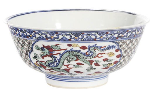 A CHINESE STYLE WUCAI-DECORATED BOWL PAINTED WITH DRAGONS,