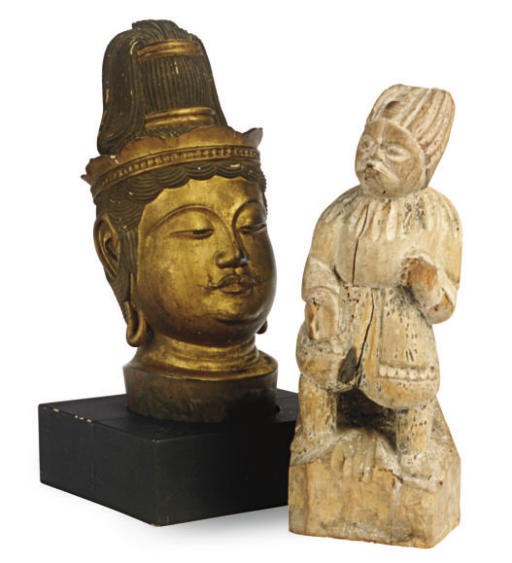 A JAPANESE WOOD FOLK CARVING OF A GUARDIAN DEITY AND A GILT-WOOD HEAD OF A BUDDHA ON STAND,