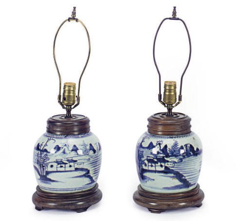 A PAIR OF BLUE AND WHITE GLAZED CERAMIC TABLE LAMPS,