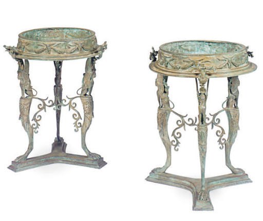 A PAIR OF CONTINENTAL BRONZE GUERIDONS,