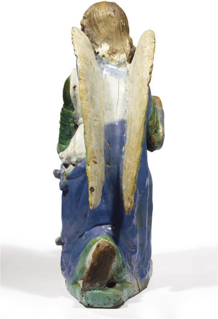 ANGE PORTE-CANDELABRE EN TERRE CUITE ITALIENNE (ATELIER DES DELLA ROBBIA) PARTIELLEMENT EMAILLEE DU DEBUT DU XVIEME SIECLE, PROBABLEMENT GIOVANNI DELLA ROBBIA