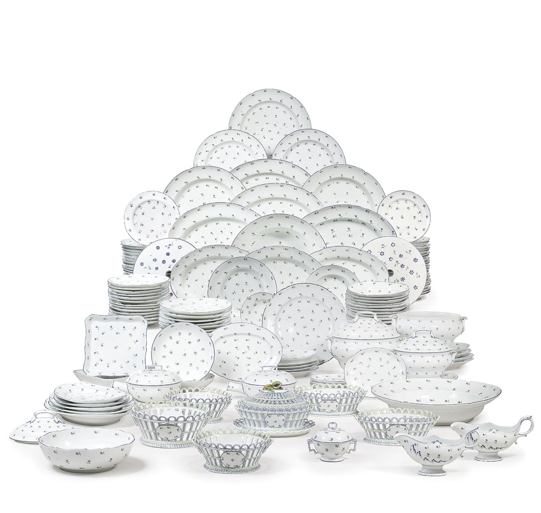 PARTIE DE SERVICE DE TABLE EN PORCELAINE DE NIDERVILLER DU XVIIIEME SIECLE