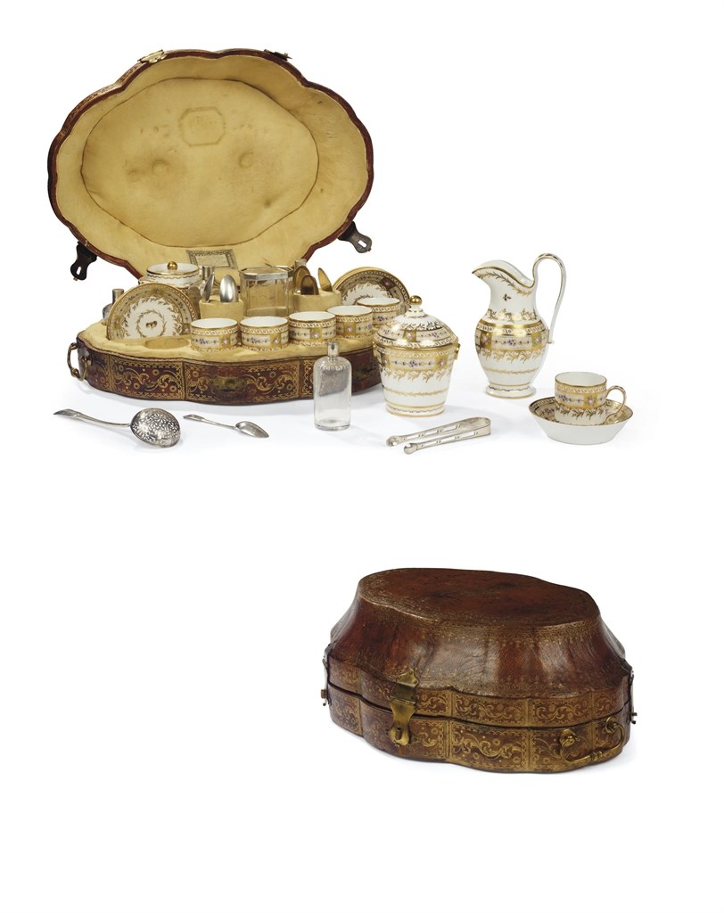 SERVICE A THE MONOGRAMME EN PORCELAINE, ARGENT ET VERRE DANS UN COFFRET EN CUIR A MONTURE EN METAL DORE DU XVIIIEME SIECLE