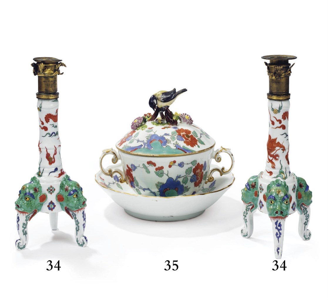 BOUGEOIRS TRIPODES EN PORCELAINE DE MEISSEN DU DEBUT DU XVIIIEME SIECLE, A MONTURE EN BRONZE DORE