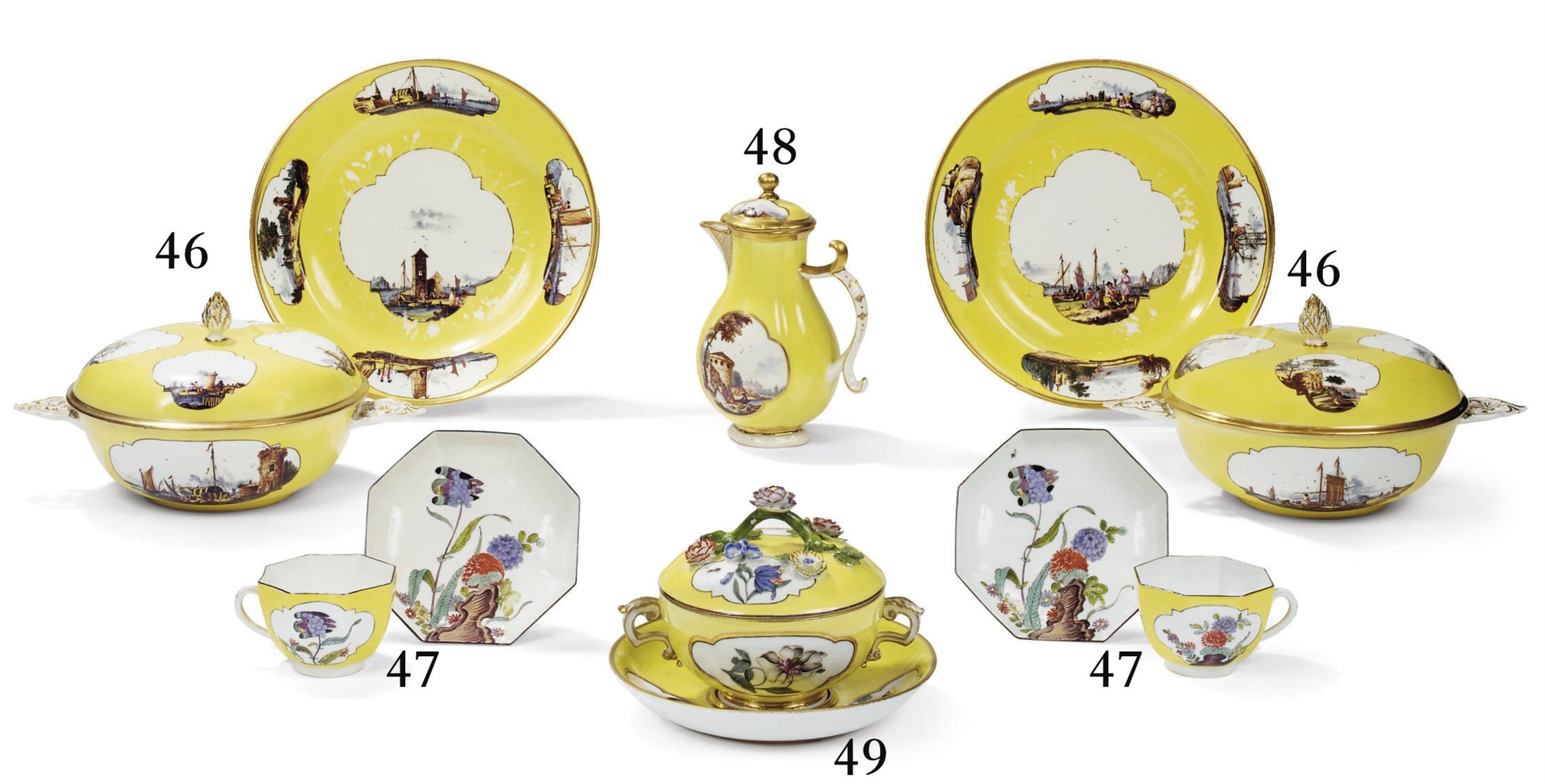DEUX ECUELLES, LEUR COUVERCLE ET LEUR PRESENTOIR EN PORCELAINE DE MEISSEN DU XVIIIEME SIECLE