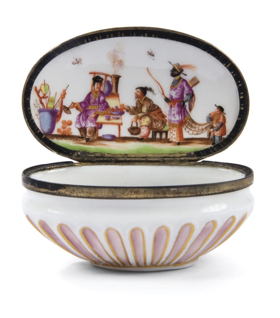 BOITE A PRISER ET SON COUVERCLE EN PORCELAINE DE MEISSEN DU DEBUT DU XVIIIEME SIECLE A MONTURE EN METAL