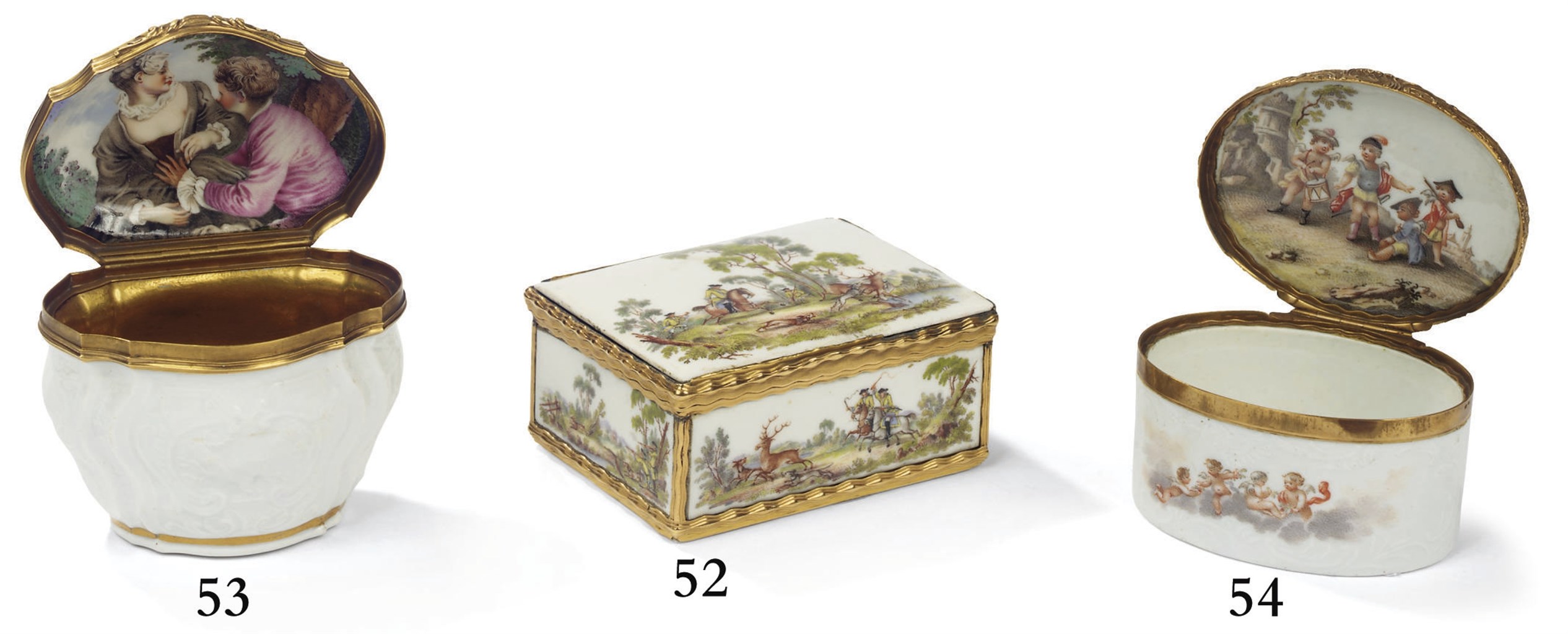 BOITE A PRISER ET SON COUVERCLE EN PORCELAINE DE MEISSEN A MONTURE EN METAL DORE DE LA PREMIERE MOITIE DU XVIIIEME SIECLE