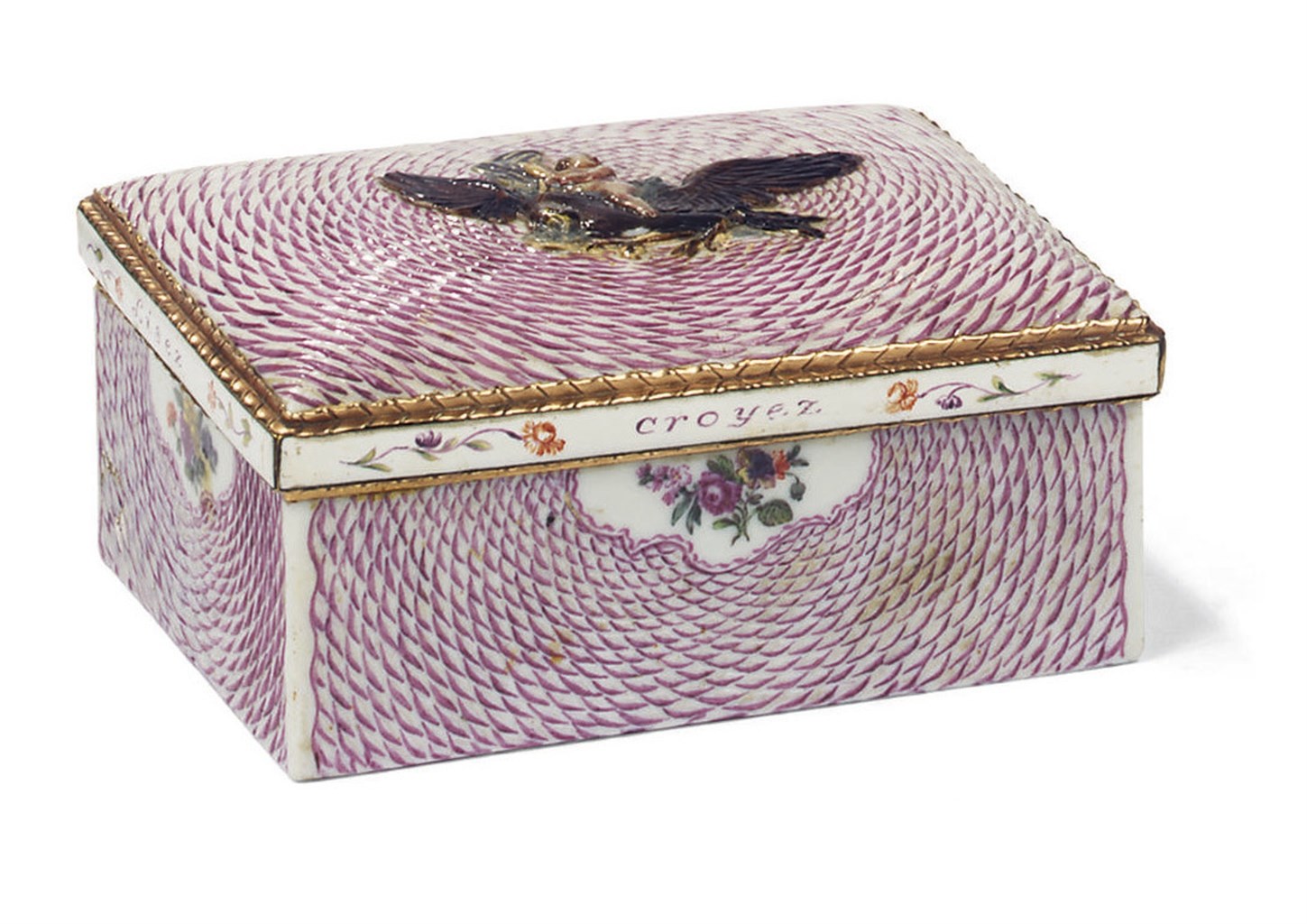 BOITE A PRISER ET SON COUVERCLE EN PORCELAINE PROBABLEMENT ITALIENNE DU XVIIIEME SIECLE A MONTURE EN BRONZE DORE EMAILLEE, PEUT-ETRE DOCCIA