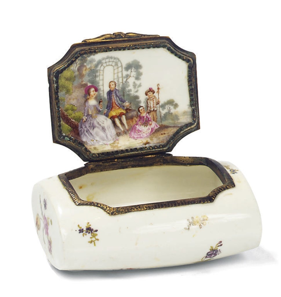 BOITE A PRISER ET SON COUVERCLE EN PORCELAINE ALLEMANDE DU XVIIIEME SIECLE, PROBABLEMENT MEISSEN, MONTURE EN METAL DORE