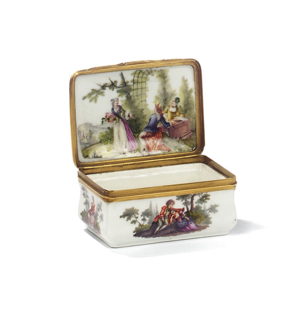 BOITE A PRISER ET SON COUVERCLE EN PORCELAINE DE MEISSEN DU XVIIIEME SIECLE, A MONTURE EN METAL DORE
