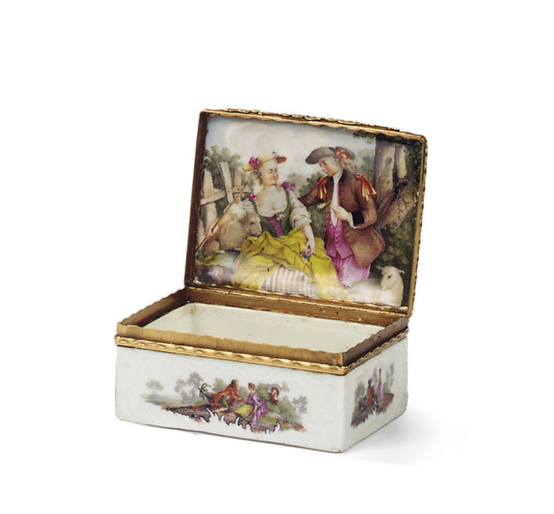BOITE A PRISER ET SON COUVERCLE EN PORCELAINE DE MEISSEN A MONTURE EN OR DU MILIEU DU XVIIIEME SIECLE