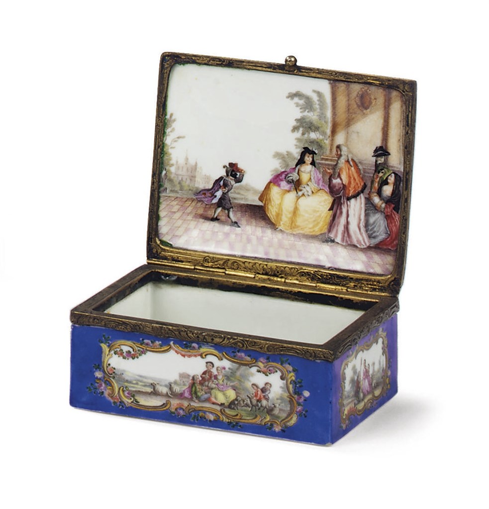 BOITE A PRISER ET SON COUVERCLE EN PORCELAINE ALLEMANDE DU XVIIIEME SIECLE A MONTURE EN METAL