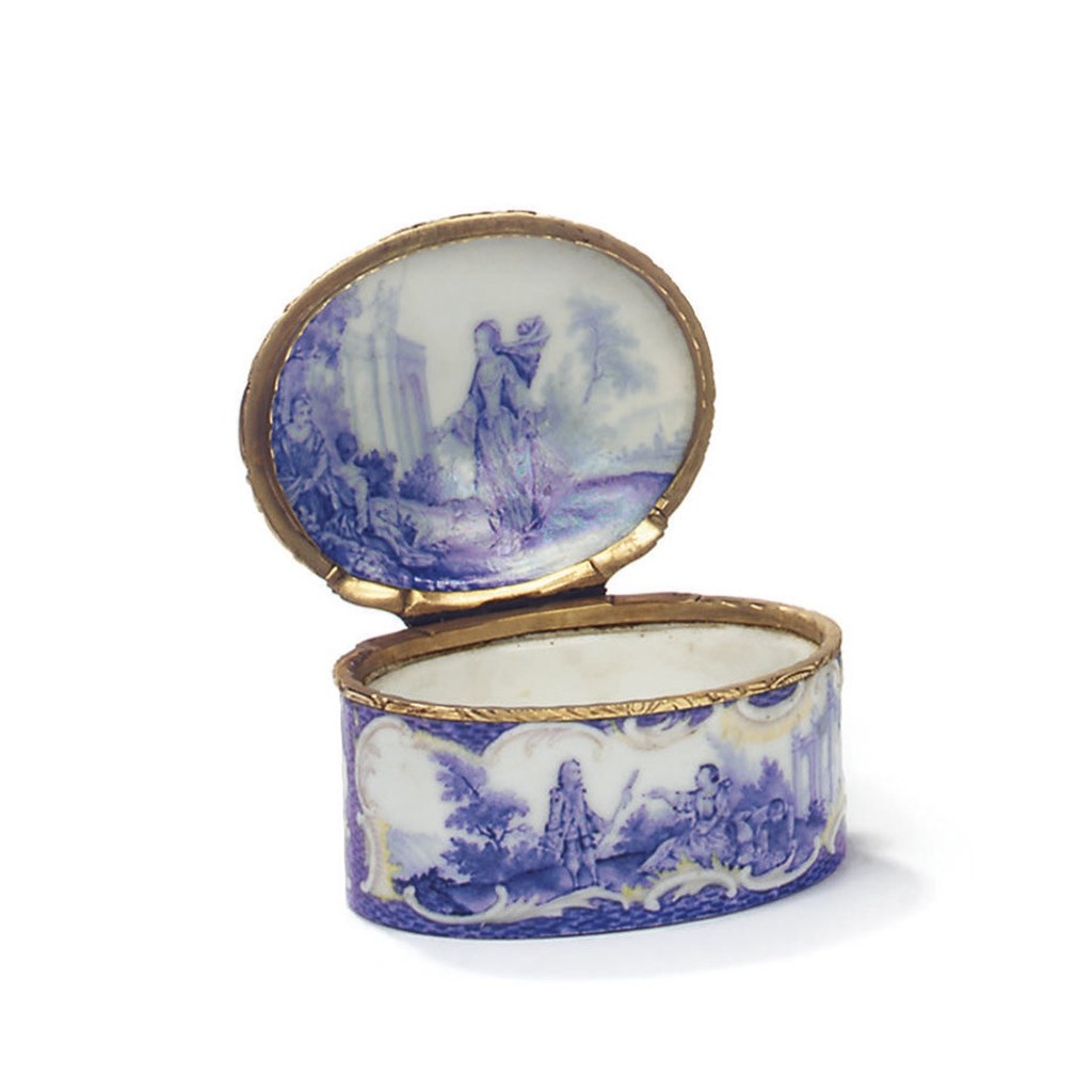 BOITE A PRISER ET SON COUVERCLE EN PORCELAINE ALLEMANDE DU XVIIIEME SIECLE, A MONTURE EN METAL DORE