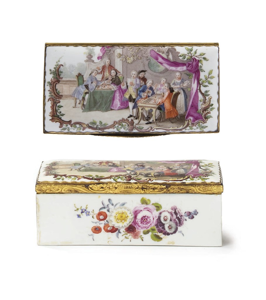 BOITE A PRISER ET SON COUVERCLE EN PORCELAINE DE ALLEMANDE A MONTURE EN METAL DORE DU XVIIIEME SIECLE, PEUT-ETRE MEISSEN OU FRANKENTHAL