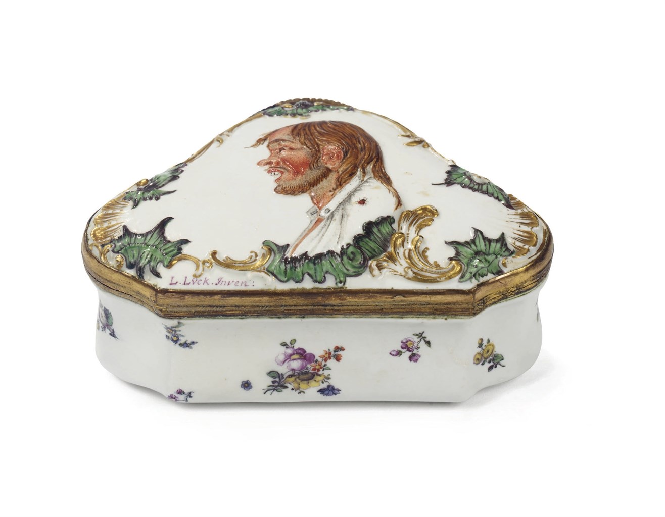 BOITE A PRISER ET SON COUVERCLE EN PORCELAINE DE VIENNE A MONTURE EN METAL DORE DU MILIEU DU XVIIIEME SIECLE