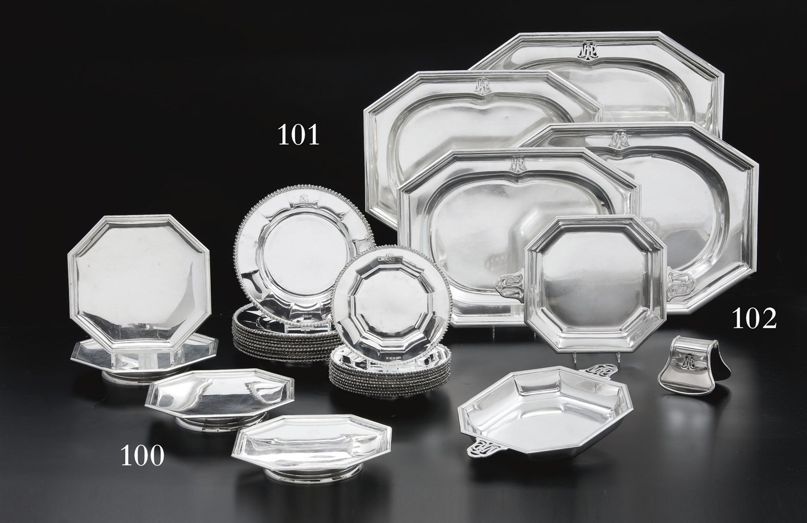DIX-HUIT ASSIETTES EN ARGENT