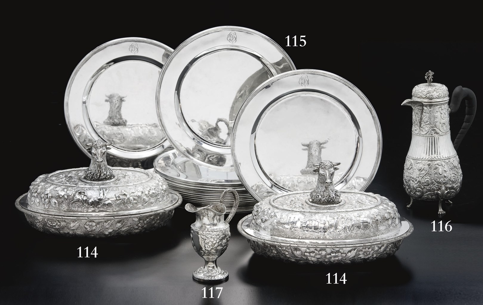 PAIRE DE LEGUMIERS ET LEURS COUVERCLES EN ARGENT