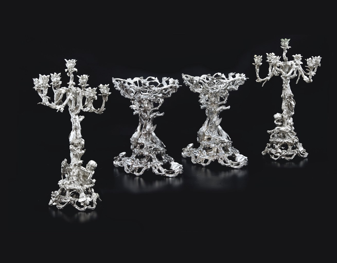 PAIRE DE CENTRES DE TABLE ET PAIRE DE CANDELABRES A SEPT BRANCHES EN BRONZE ARGENTE