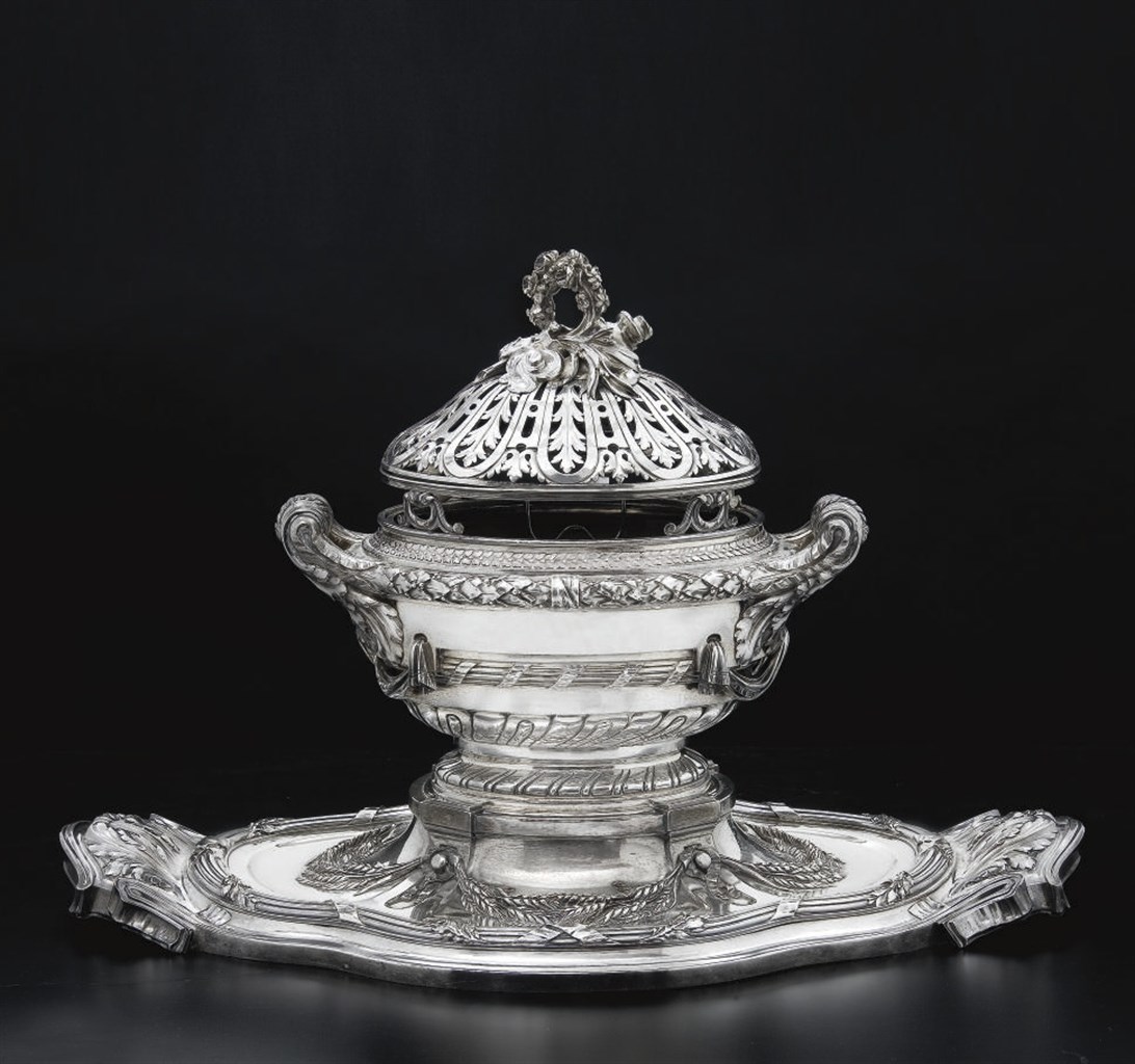 CENTRE DE TABLE POT POURRI, SON COUVERCLE, SON PORTE-COUVERCLE ET SON PRESENTOIR EN ARGENT
