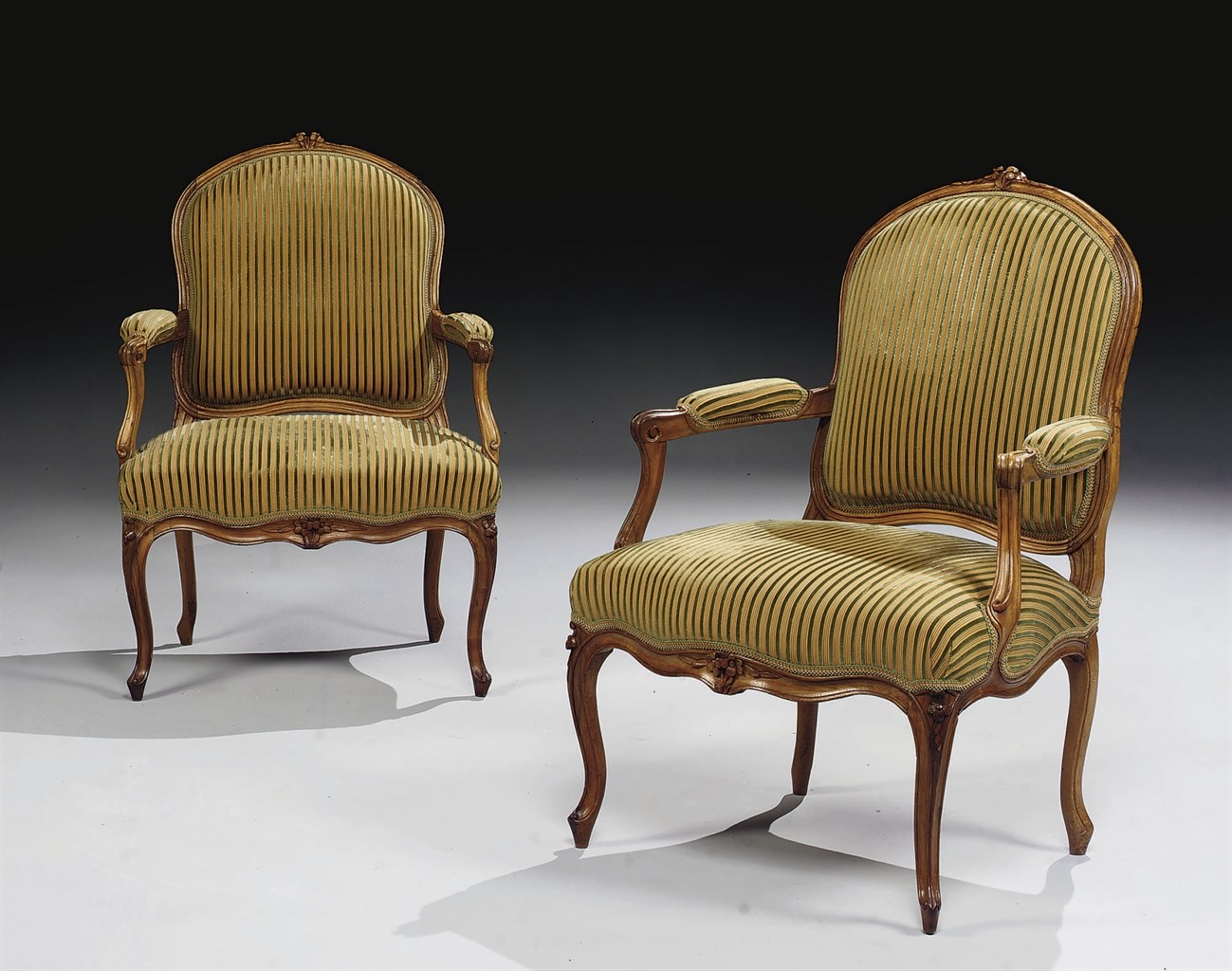 PAIRE DE FAUTEUILS A LA REINE D'EPOQUE LOUIS XV