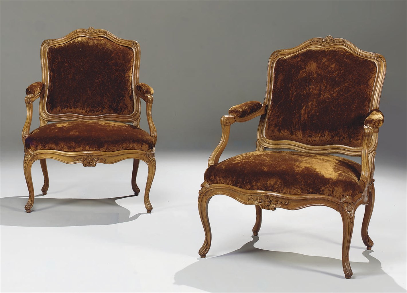 PAIRE DE FAUTEUILS A LA REINE A CHASSIS D'EPOQUE LOUIS XV