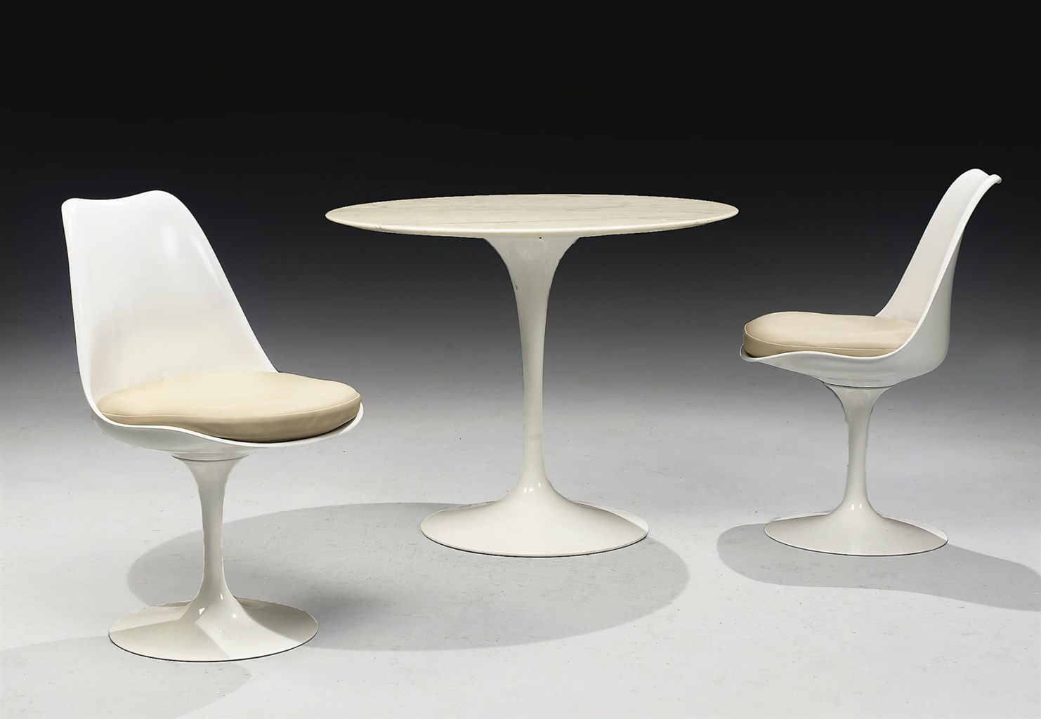 TABLE ET PAIRE DE FAUTEUILS MODERNES