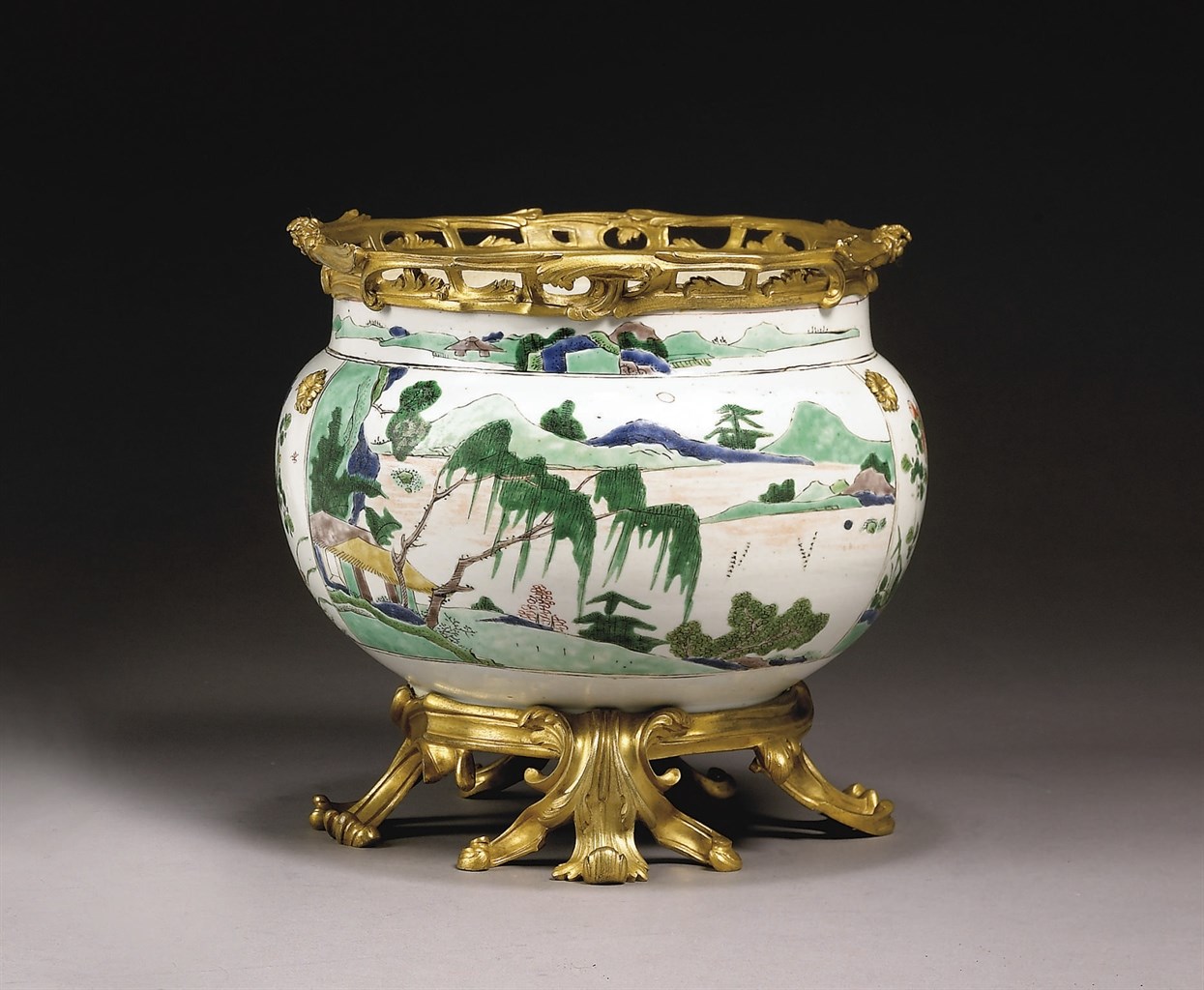 CACHE-POT EN PORCELAINE DE LA FAMILLE VERTE MONTE BRONZE DORE
