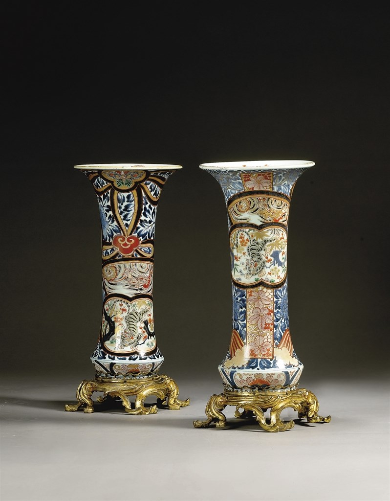 DEUX VASES CORNETS EN PORCELAINE IMARI