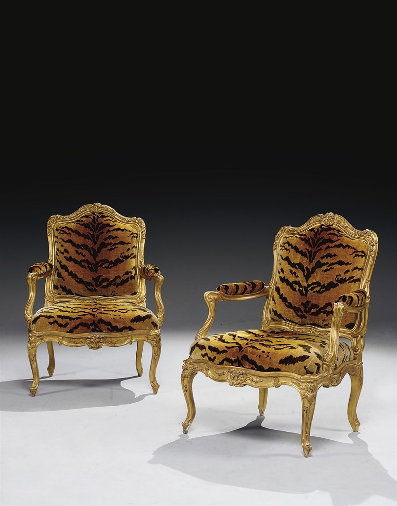 PAIRE DE FAUTEUILS A LA REINE A CHASSIS D'EPOQUE LOUIS XV